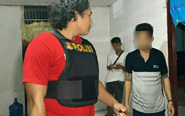 Pria Berinisial WP Di Ringkus Tim Tarsius Polres Bitung, Di Duga Menyimpan Sajam Saat Pesta Miras, Bitung 27/3/2024.