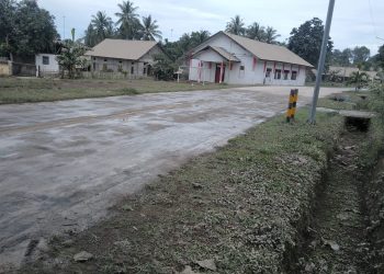 Adakan Bakti Sosial Pasca Erupsi Gunung Ruang Tagulandang, Warga Likupang Barat Mencuci Jalan. Manado, 1/5/2024.
