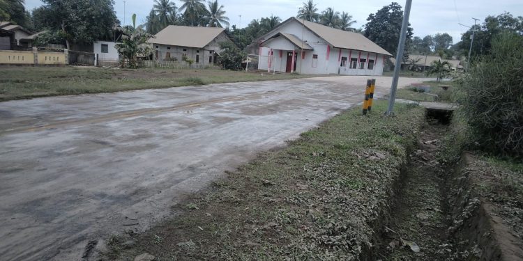 Adakan Bakti Sosial Pasca Erupsi Gunung Ruang Tagulandang, Warga Likupang Barat Mencuci Jalan. Manado, 1/5/2024.