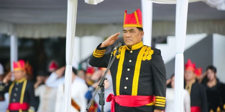 Gubernur Dan Wagub Di Dampingi Istri Ny, Anik Yulius Selvanus Menghadiri Upacara Peringatan Hardiknas Tahun 2025.