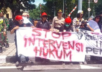 Masyarakat Tanjung Merah, Ormas Adat Dan BMI Kota Bitung Menggelar Aksi Unjuk Rasa Damai Di Depan Kantor Pengadilan Negeri Bitung. 02/09/2025.