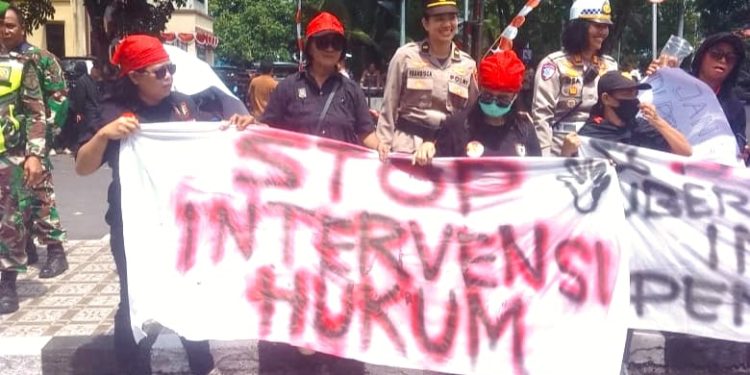 Masyarakat Tanjung Merah, Ormas Adat Dan BMI Kota Bitung Menggelar Aksi Unjuk Rasa Damai Di Depan Kantor Pengadilan Negeri Bitung. 02/09/2025.