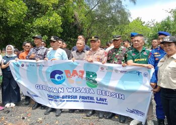 Gerakan Wisata Bersih Pantai Dan Penanaman Pohon Mangrov Di Lokasi Wisata Alam Coral Batuangus Kasawari.