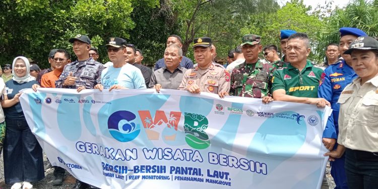 Gerakan Wisata Bersih Pantai Dan Penanaman Pohon Mangrov Di Lokasi Wisata Alam Coral Batuangus Kasawari.