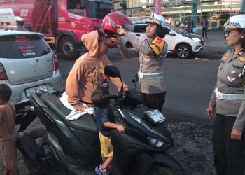 Sat Lantas Polres Bitung Tunjukkan Wajah Humanis di Hari Pertama Operasi Zebra, Pelanggar di Beri Helm Secara Simpatik