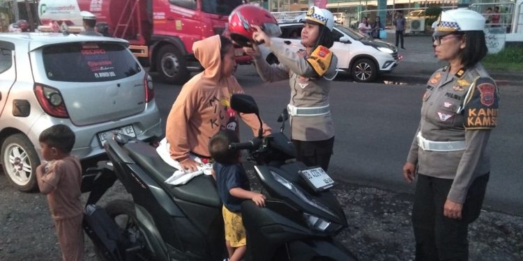 Sat Lantas Polres Bitung Tunjukkan Wajah Humanis di Hari Pertama Operasi Zebra, Pelanggar di Beri Helm Secara Simpatik