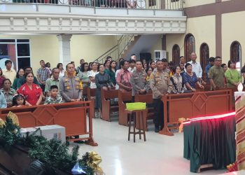 Kapolres Bitung Ibadah Malam Natal 2025 Berbaur Bersama Jemaat, Berlangsung Aman dan Kondusif