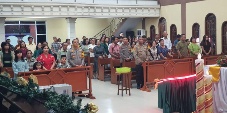 Kapolres Bitung Ibadah Malam Natal 2025 Berbaur Bersama Jemaat, Berlangsung Aman dan Kondusif