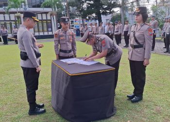 Kapolres Bitung Pimpin Upacara Sertijab Kabag SDM Polres Bitung