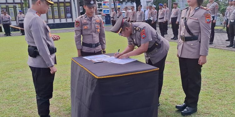 Kapolres Bitung Pimpin Upacara Sertijab Kabag SDM Polres Bitung